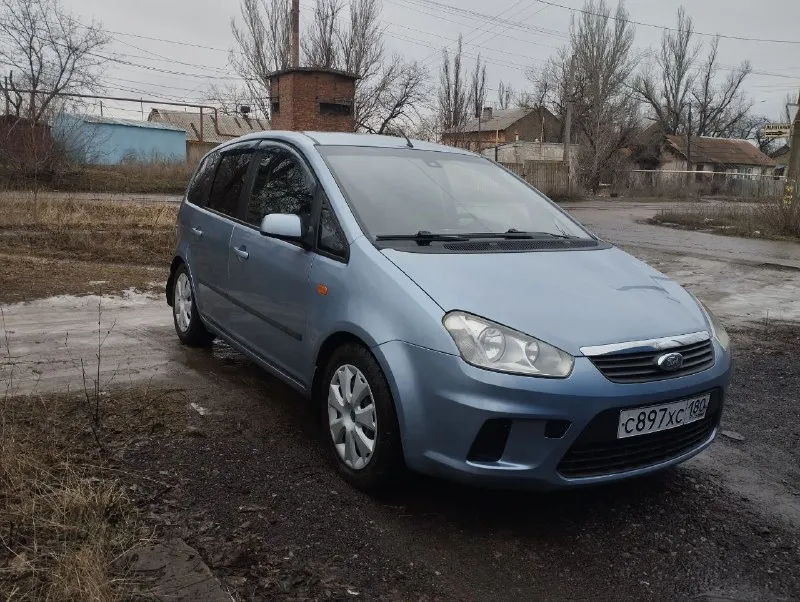 Ford c-max 1.8l, 2007г, пробег 195 000 сборка германия классный, комфортный семейный автомобиль с огромным вместительным салоном-трансформером. в россии с 2020 года, до этого каталась по дорогам финляндии. кузов оцинкованный, состояние на твёрдую 5. лкп вкруг близко к заводским значениям - 200-300 мкм. мотор цепной, для своего пробега в идеальном состоянии: масло не расходует, работает как часы, едет очень бодро. даже на месте родной катализатор. всегда своевременные то, машина полностью обслужена. мотор эксплуатируется на оригинальном масле ford. по комплектации: - кондиционер - эсп - регулировка руля по высоте и вылету - электро зеркала - abs - неплохая родная музыка - подрулевое управление магнитолой в целом, добротная, универсальная машина, в которой не только чувствуешь себя комфортно на дальних расстояниях, можешь перевозить габаритные грузы, но и есть возможность получить эмоции от быстрой, маневренной езды, потому что машина на это способна. свежее то цена 585 торг горловка, +79494804415 - фотография - 2