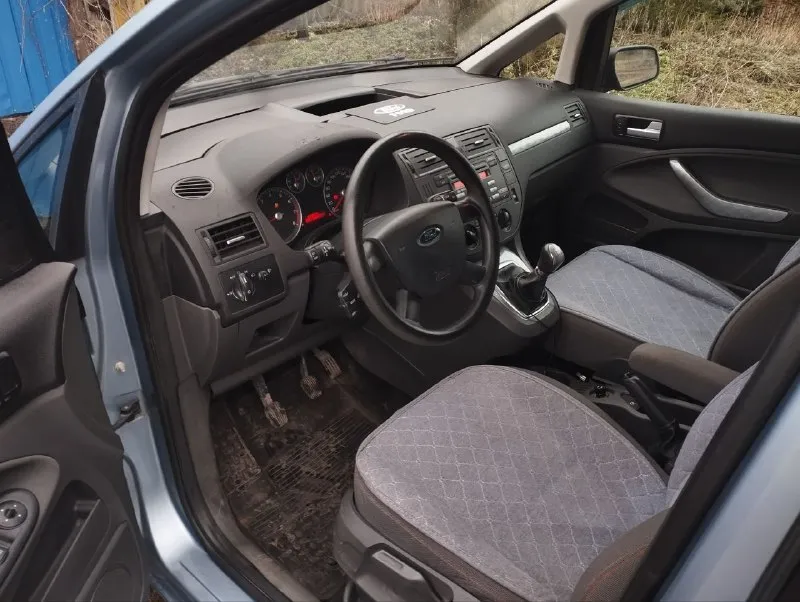 Ford c-max 1.8l, 2007г, пробег 195 000 сборка германия классный, комфортный семейный автомобиль с огромным вместительным салоном-трансформером. в россии с 2020 года, до этого каталась по дорогам финляндии. кузов оцинкованный, состояние на твёрдую 5. лкп вкруг близко к заводским значениям - 200-300 мкм. мотор цепной, для своего пробега в идеальном состоянии: масло не расходует, работает как часы, едет очень бодро. даже на месте родной катализатор. всегда своевременные то, машина полностью обслужена. мотор эксплуатируется на оригинальном масле ford. по комплектации: - кондиционер - эсп - регулировка руля по высоте и вылету - электро зеркала - abs - неплохая родная музыка - подрулевое управление магнитолой в целом, добротная, универсальная машина, в которой не только чувствуешь себя комфортно на дальних расстояниях, можешь перевозить габаритные грузы, но и есть возможность получить эмоции от быстрой, маневренной езды, потому что машина на это способна. свежее то цена 585 торг горловка, +79494804415 - фотография - 6