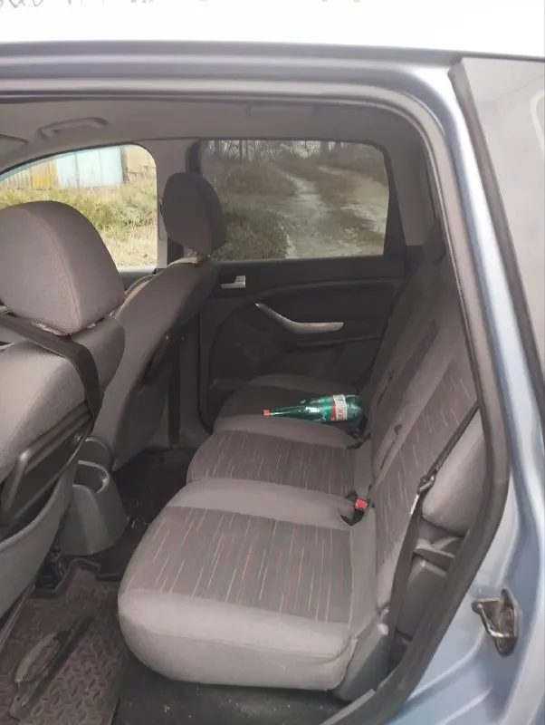 Ford c-max 1.8l, 2007г, пробег 195 000 сборка германия классный, комфортный семейный автомобиль с огромным вместительным салоном-трансформером. в россии с 2020 года, до этого каталась по дорогам финляндии. кузов оцинкованный, состояние на твёрдую 5. лкп вкруг близко к заводским значениям - 200-300 мкм. мотор цепной, для своего пробега в идеальном состоянии: масло не расходует, работает как часы, едет очень бодро. даже на месте родной катализатор. всегда своевременные то, машина полностью обслужена. мотор эксплуатируется на оригинальном масле ford. по комплектации: - кондиционер - эсп - регулировка руля по высоте и вылету - электро зеркала - abs - неплохая родная музыка - подрулевое управление магнитолой в целом, добротная, универсальная машина, в которой не только чувствуешь себя комфортно на дальних расстояниях, можешь перевозить габаритные грузы, но и есть возможность получить эмоции от быстрой, маневренной езды, потому что машина на это способна. свежее то цена 585 торг горловка, +79494804415 - фотография - 7