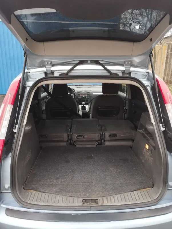Ford c-max 1.8l, 2007г, пробег 195 000 сборка германия классный, комфортный семейный автомобиль с огромным вместительным салоном-трансформером. в россии с 2020 года, до этого каталась по дорогам финляндии. кузов оцинкованный, состояние на твёрдую 5. лкп вкруг близко к заводским значениям - 200-300 мкм. мотор цепной, для своего пробега в идеальном состоянии: масло не расходует, работает как часы, едет очень бодро. даже на месте родной катализатор. всегда своевременные то, машина полностью обслужена. мотор эксплуатируется на оригинальном масле ford. по комплектации: - кондиционер - эсп - регулировка руля по высоте и вылету - электро зеркала - abs - неплохая родная музыка - подрулевое управление магнитолой в целом, добротная, универсальная машина, в которой не только чувствуешь себя комфортно на дальних расстояниях, можешь перевозить габаритные грузы, но и есть возможность получить эмоции от быстрой, маневренной езды, потому что машина на это способна. свежее то цена 585 торг горловка, +79494804415 - фотография - 8