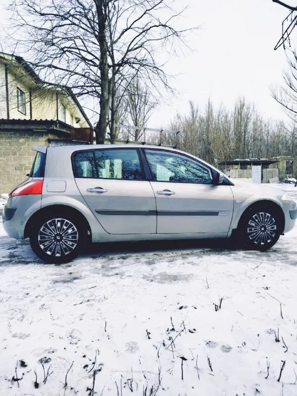 В продаже renault меган 2 в редкой комплектации. 2005 год. цена 475 000 -панорамная крыша. - датчик дождя -датчик света - сопровождение светом владельца в темное время суток. -доводчик всех стекол и люка. -кнопка старт стоп -управление на руле -камера заднего вида -обогрев зеркал -подогрев передних сидений. -полноценный климат контроль салона. пробег оригинальный ц100%. стекла все в круг родные. по авто есть все записи за последние 5 лет. с такой комплектацией и историей, большая редкость на авторынке. авто без пробега по рф. не большой торг у капота. т. +79494047844 (тг. мах). или +79490814398 📲 tg: игорь владимирович 📞 +7(949)4047844 📲 tg: игорь владимирович 📞 звоните: +7(949)4047844 - фотография - 7