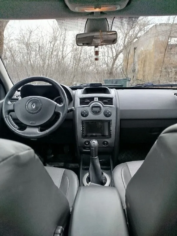 В продаже renault меган 2 в редкой комплектации. 2005 год. цена 475 000 -панорамная крыша. - датчик дождя -датчик света - сопровождение светом владельца в темное время суток. -доводчик всех стекол и люка. -кнопка старт стоп -управление на руле -камера заднего вида -обогрев зеркал -подогрев передних сидений. -полноценный климат контроль салона. пробег оригинальный ц100%. стекла все в круг родные. по авто есть все записи за последние 5 лет. с такой комплектацией и историей, большая редкость на авторынке. авто без пробега по рф. не большой торг у капота. т. +79494047844 (тг. мах). или +79490814398 📲 tg: игорь владимирович 📞 +7(949)4047844 📲 tg: игорь владимирович 📞 звоните: +7(949)4047844 - фотография - 9