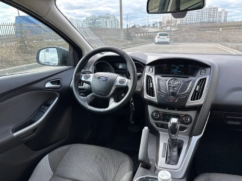 Ford focus 1.6 at 2014 2014 год выпуска автомобиль в отличном состоянии! весь в заводском окрасе! мотор коробка без замечаний! ходовая новая! комплектация с двухзонным климатом, датчик света, датчик дождя, лобовое с подогревом, подогрев сидений! новая зимняя резина 2024 года автотека зеленая (один собственник) цена 890 000₽ торг у авто остальные вопросы по телефону: +79496361868 +380681107552 (воцап телега) - фотография - 10