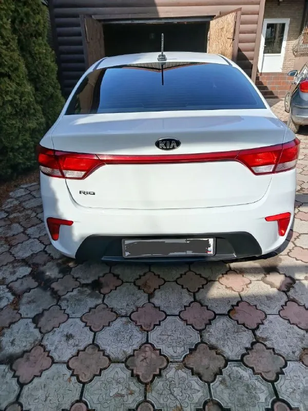Продам kia rio год 2018 пробег 97 тыс двигатель 1.6 кпп 6ти ступенчатая механика автомобиль в идеальном состоянии для своих лет, один хозяин, в заводском окрасе, ни один болт не кручен, без дтп, все стёкла родные включая лобовое, автотека зелёная, не такси не каршеринг, по технике сел и поехал, обслуживали во время. комплектация:климат-контроль, подогрев сидений, руля, мультируль, мультимедиа с bluetooth, полный эл. пакет и тд. юридически чтстая, могу присутствовать при переоформлении в мрео осмотр макеевка цена 1млн350тыс. тел +79493179960 телеграм +79493179960 📞 🇷🇺 звоните: +79493179960 - фотография - 2