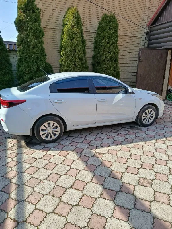 Продам kia rio год 2018 пробег 97 тыс двигатель 1.6 кпп 6ти ступенчатая механика автомобиль в идеальном состоянии для своих лет, один хозяин, в заводском окрасе, ни один болт не кручен, без дтп, все стёкла родные включая лобовое, автотека зелёная, не такси не каршеринг, по технике сел и поехал, обслуживали во время. комплектация:климат-контроль, подогрев сидений, руля, мультируль, мультимедиа с bluetooth, полный эл. пакет и тд. юридически чтстая, могу присутствовать при переоформлении в мрео осмотр макеевка цена 1млн350тыс. тел +79493179960 телеграм +79493179960 📞 🇷🇺 звоните: +79493179960 - фотография - 3
