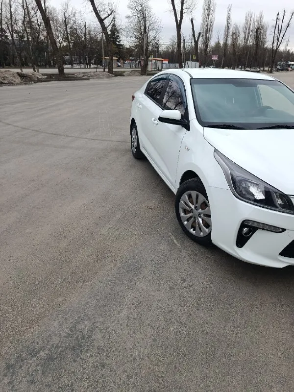 Продам kia rio год 2018 пробег 97 тыс двигатель 1.6 кпп 6ти ступенчатая механика автомобиль в идеальном состоянии для своих лет, один хозяин, в заводском окрасе, ни один болт не кручен, без дтп, все стёкла родные включая лобовое, автотека зелёная, не такси не каршеринг, по технике сел и поехал, обслуживали во время. комплектация:климат-контроль, подогрев сидений, руля, мультируль, мультимедиа с bluetooth, полный эл. пакет и тд. юридически чтстая, могу присутствовать при переоформлении в мрео осмотр макеевка цена 1млн350тыс. тел +79493179960 телеграм +79493179960 📞 🇷🇺 звоните: +79493179960 - фотография - 6