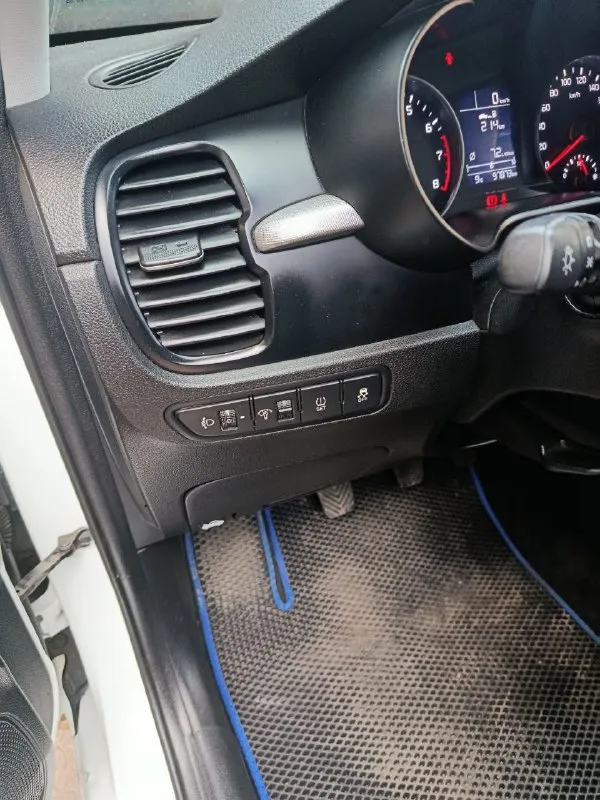 Продам kia rio год 2018 пробег 97 тыс двигатель 1.6 кпп 6ти ступенчатая механика автомобиль в идеальном состоянии для своих лет, один хозяин, в заводском окрасе, ни один болт не кручен, без дтп, все стёкла родные включая лобовое, автотека зелёная, не такси не каршеринг, по технике сел и поехал, обслуживали во время. комплектация:климат-контроль, подогрев сидений, руля, мультируль, мультимедиа с bluetooth, полный эл. пакет и тд. юридически чтстая, могу присутствовать при переоформлении в мрео осмотр макеевка цена 1млн350тыс. тел +79493179960 телеграм +79493179960 📞 🇷🇺 звоните: +79493179960 - фотография - 8