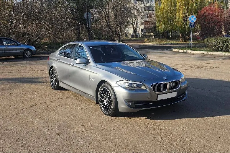 В продаже bmw 5-series f10 520i at 2011 года (на дороги выехала в 2012 году) цена: 1 550 000 ₽. срочная продажа. торг. 2.0 turbo, бензин. автомобиль в хорошем техническом состоянии, имеет привлекательный внешний вид. полностью обслужен, есть вся история моего владения. установлен контрактный двигатель из японии (пробег 90 т. км), после установки двигателя на нем сразу была осуществлена замена цепи, вкладышей, маслосъемных колпачков, полная промывка системы охлаждения, замена масла в коробке и редукторе. масло менялось каждые 4000 км. все запчасти устанавливались оригинальные. комплектация: - салон - черная кожа; - двухзонный климат-контроль; - подогрев сидений; - подогрев руля; - мультимедиа apple carplay и android auto; - электропривод крышки багажника; - круиз; - камера заднего вида; - парктроники; автомобиль не требует вложений. имеется 3 комплекта резины, лето r18, зима r 17 + на 17 диски есть летняя резина. от машины не избавляюсь, продаю с целью покупки 📞 звоните: +7(949)3284695 - фотография - 2