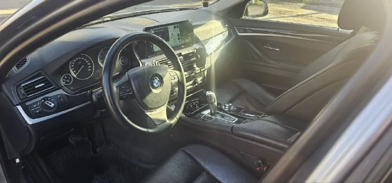 В продаже bmw 5-series f10 520i at 2011 года (на дороги выехала в 2012 году) цена: 1 550 000 ₽. срочная продажа. торг. 2.0 turbo, бензин. автомобиль в хорошем техническом состоянии, имеет привлекательный внешний вид. полностью обслужен, есть вся история моего владения. установлен контрактный двигатель из японии (пробег 90 т. км), после установки двигателя на нем сразу была осуществлена замена цепи, вкладышей, маслосъемных колпачков, полная промывка системы охлаждения, замена масла в коробке и редукторе. масло менялось каждые 4000 км. все запчасти устанавливались оригинальные. комплектация: - салон - черная кожа; - двухзонный климат-контроль; - подогрев сидений; - подогрев руля; - мультимедиа apple carplay и android auto; - электропривод крышки багажника; - круиз; - камера заднего вида; - парктроники; автомобиль не требует вложений. имеется 3 комплекта резины, лето r18, зима r 17 + на 17 диски есть летняя резина. от машины не избавляюсь, продаю с целью покупки 📞 звоните: +7(949)3284695 - фотография - 3