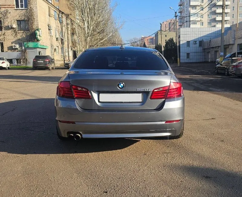 В продаже bmw 5-series f10 520i at 2011 года (на дороги выехала в 2012 году) цена: 1 550 000 ₽. срочная продажа. торг. 2.0 turbo, бензин. автомобиль в хорошем техническом состоянии, имеет привлекательный внешний вид. полностью обслужен, есть вся история моего владения. установлен контрактный двигатель из японии (пробег 90 т. км), после установки двигателя на нем сразу была осуществлена замена цепи, вкладышей, маслосъемных колпачков, полная промывка системы охлаждения, замена масла в коробке и редукторе. масло менялось каждые 4000 км. все запчасти устанавливались оригинальные. комплектация: - салон - черная кожа; - двухзонный климат-контроль; - подогрев сидений; - подогрев руля; - мультимедиа apple carplay и android auto; - электропривод крышки багажника; - круиз; - камера заднего вида; - парктроники; автомобиль не требует вложений. имеется 3 комплекта резины, лето r18, зима r 17 + на 17 диски есть летняя резина. от машины не избавляюсь, продаю с целью покупки 📞 звоните: +7(949)3284695 - фотография - 5