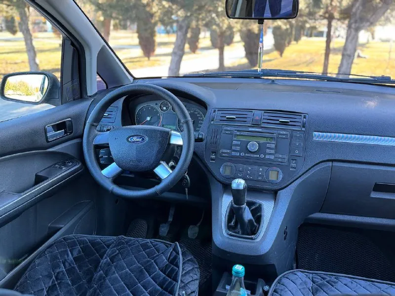 Марка: ford c-max год выпуска: 2005 пробег: 247.000 обьем мотора: 1.8 коробка: механическая 5-ступка описание: приветствую ваше внимание, в продаже отличной обслуженный автомобиль, техническая часть в отличном состоянии мотор шепчет коробка отлично все скорости на месте, приятный салон, приятная штатная музыка, вложений не требует, электрика вся работает так же как и каждая кнопочка в машине. есть сервисные книжки. комплектация: 2-х зонный климат контроль, эур, передние подогрев сидений, мульти руль, передние стекла подъемники, обогрев переднего и заднего стекла, туманные фары, abs, airbag, esp, сигнализация центральный замок, два ключа, задние столики. цена: 455.000 торг у капота. осмотр: донецк/макеевка связь: +79494046797 +79494789421 - фотография - 6