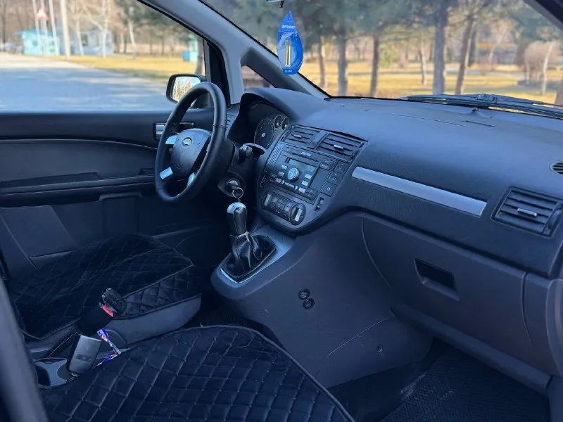 Марка: ford c-max год выпуска: 2005 пробег: 247.000 обьем мотора: 1.8 коробка: механическая 5-ступка описание: приветствую ваше внимание, в продаже отличной обслуженный автомобиль, техническая часть в отличном состоянии мотор шепчет коробка отлично все скорости на месте, приятный салон, приятная штатная музыка, вложений не требует, электрика вся работает так же как и каждая кнопочка в машине. есть сервисные книжки. комплектация: 2-х зонный климат контроль, эур, передние подогрев сидений, мульти руль, передние стекла подъемники, обогрев переднего и заднего стекла, туманные фары, abs, airbag, esp, сигнализация центральный замок, два ключа, задние столики. цена: 455.000 торг у капота. осмотр: донецк/макеевка связь: +79494046797 +79494789421 - фотография - 7