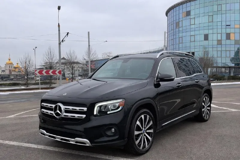 Продам прекрасный автомобиль mercedes benz glb250 с пробегом 81000 км. большой паркетник с хорошим клиренсом. 2 литровый мотор (224 л. с.) с 8 ступенчатой автоматической коробкой передач отлично сочетается для этой машине в плане ускорения, комфорта езды и экономии топлива. из комплектации можно много перечислять, но из весомых стоит отметить: - панорамная сдвижная крыша - камеры 360 - автоматическая парковка - система слепых зон - современная мультимедиа - 2 ряд сидений двигается и изменяется наклон спинки, что позволяет увеличивать багажник - открытие/закрытие багажника без рук - система бесключевого доступа - и многое другое также не оставляет безразличным подсветка салон в темное время суток всеми возможными цветами многое могу о нем рассказать, но это будет долго и вряд ли кто будет читать. цена 3 500 000 приезжайте смотрите, осмотр в донецке. 79493043322 (желательно в тг) общение по цене только в формате очного общения и только после этого возможно 📞 звоните: +7(949)3043322 - фотография - 1