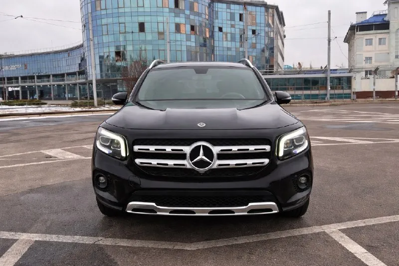 Продам прекрасный автомобиль mercedes benz glb250 с пробегом 81000 км. большой паркетник с хорошим клиренсом. 2 литровый мотор (224 л. с.) с 8 ступенчатой автоматической коробкой передач отлично сочетается для этой машине в плане ускорения, комфорта езды и экономии топлива. из комплектации можно много перечислять, но из весомых стоит отметить: - панорамная сдвижная крыша - камеры 360 - автоматическая парковка - система слепых зон - современная мультимедиа - 2 ряд сидений двигается и изменяется наклон спинки, что позволяет увеличивать багажник - открытие/закрытие багажника без рук - система бесключевого доступа - и многое другое также не оставляет безразличным подсветка салон в темное время суток всеми возможными цветами многое могу о нем рассказать, но это будет долго и вряд ли кто будет читать. цена 3 500 000 приезжайте смотрите, осмотр в донецке. 79493043322 (желательно в тг) общение по цене только в формате очного общения и только после этого возможно 📞 звоните: +7(949)3043322 - фотография - 2