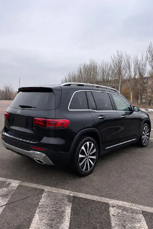 Продам прекрасный автомобиль mercedes benz glb250 с пробегом 81000 км. большой паркетник с хорошим клиренсом. 2 литровый мотор (224 л. с.) с 8 ступенчатой автоматической коробкой передач отлично сочетается для этой машине в плане ускорения, комфорта езды и экономии топлива. из комплектации можно много перечислять, но из весомых стоит отметить: - панорамная сдвижная крыша - камеры 360 - автоматическая парковка - система слепых зон - современная мультимедиа - 2 ряд сидений двигается и изменяется наклон спинки, что позволяет увеличивать багажник - открытие/закрытие багажника без рук - система бесключевого доступа - и многое другое также не оставляет безразличным подсветка салон в темное время суток всеми возможными цветами многое могу о нем рассказать, но это будет долго и вряд ли кто будет читать. цена 3 500 000 приезжайте смотрите, осмотр в донецке. 79493043322 (желательно в тг) общение по цене только в формате очного общения и только после этого возможно 📞 звоните: +7(949)3043322 - фотография - 3