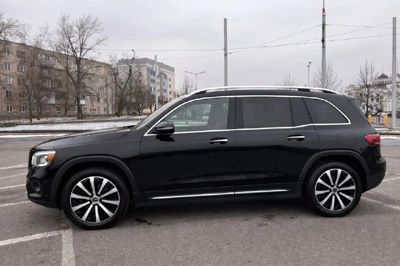 Продам прекрасный автомобиль mercedes benz glb250 с пробегом 81000 км. большой паркетник с хорошим клиренсом. 2 литровый мотор (224 л. с.) с 8 ступенчатой автоматической коробкой передач отлично сочетается для этой машине в плане ускорения, комфорта езды и экономии топлива. из комплектации можно много перечислять, но из весомых стоит отметить: - панорамная сдвижная крыша - камеры 360 - автоматическая парковка - система слепых зон - современная мультимедиа - 2 ряд сидений двигается и изменяется наклон спинки, что позволяет увеличивать багажник - открытие/закрытие багажника без рук - система бесключевого доступа - и многое другое также не оставляет безразличным подсветка салон в темное время суток всеми возможными цветами многое могу о нем рассказать, но это будет долго и вряд ли кто будет читать. цена 3 500 000 приезжайте смотрите, осмотр в донецке. 79493043322 (желательно в тг) общение по цене только в формате очного общения и только после этого возможно 📞 звоните: +7(949)3043322 - фотография - 4