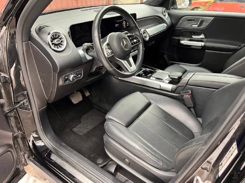 Продам прекрасный автомобиль mercedes benz glb250 с пробегом 81000 км. большой паркетник с хорошим клиренсом. 2 литровый мотор (224 л. с.) с 8 ступенчатой автоматической коробкой передач отлично сочетается для этой машине в плане ускорения, комфорта езды и экономии топлива. из комплектации можно много перечислять, но из весомых стоит отметить: - панорамная сдвижная крыша - камеры 360 - автоматическая парковка - система слепых зон - современная мультимедиа - 2 ряд сидений двигается и изменяется наклон спинки, что позволяет увеличивать багажник - открытие/закрытие багажника без рук - система бесключевого доступа - и многое другое также не оставляет безразличным подсветка салон в темное время суток всеми возможными цветами многое могу о нем рассказать, но это будет долго и вряд ли кто будет читать. цена 3 500 000 приезжайте смотрите, осмотр в донецке. 79493043322 (желательно в тг) общение по цене только в формате очного общения и только после этого возможно 📞 звоните: +7(949)3043322 - фотография - 5