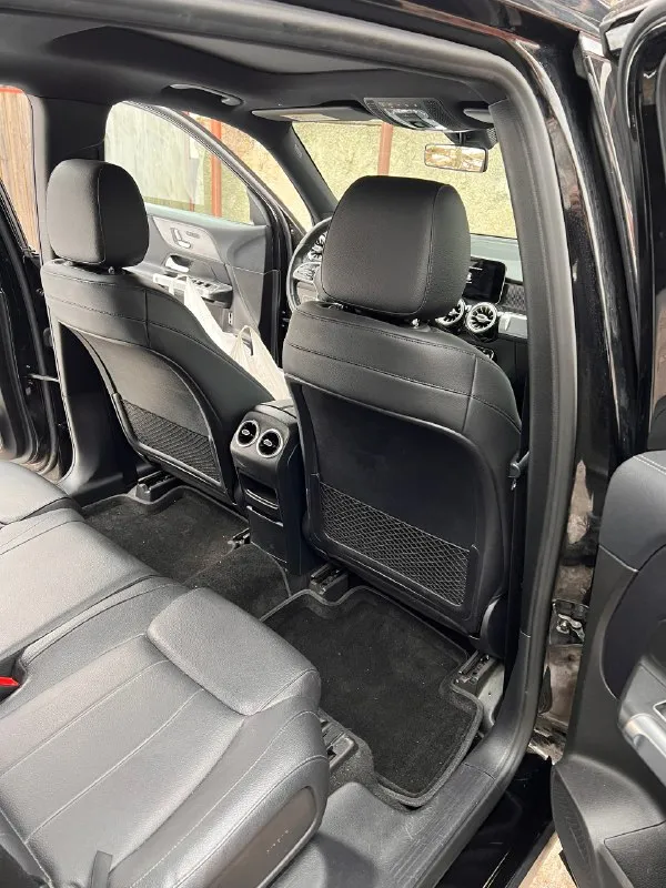 Продам прекрасный автомобиль mercedes benz glb250 с пробегом 81000 км. большой паркетник с хорошим клиренсом. 2 литровый мотор (224 л. с.) с 8 ступенчатой автоматической коробкой передач отлично сочетается для этой машине в плане ускорения, комфорта езды и экономии топлива. из комплектации можно много перечислять, но из весомых стоит отметить: - панорамная сдвижная крыша - камеры 360 - автоматическая парковка - система слепых зон - современная мультимедиа - 2 ряд сидений двигается и изменяется наклон спинки, что позволяет увеличивать багажник - открытие/закрытие багажника без рук - система бесключевого доступа - и многое другое также не оставляет безразличным подсветка салон в темное время суток всеми возможными цветами многое могу о нем рассказать, но это будет долго и вряд ли кто будет читать. цена 3 500 000 приезжайте смотрите, осмотр в донецке. 79493043322 (желательно в тг) общение по цене только в формате очного общения и только после этого возможно 📞 звоните: +7(949)3043322 - фотография - 6