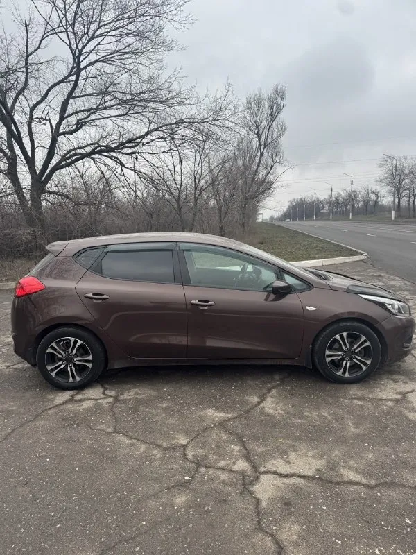 🏎 kia ceed 📆 год выпуска: 2013 ⚙️ : 1.4 бензин 🕹 тип кпп: 6-ст механика 🛞 родной пробег: 130 000 км состояние нового автомобиля! 🖌 описание: ✅ , коробка в отличном состоянии ✅ цвет - темный шоколад ✅ тех. часть 🔥 ✅кузов в родном окрасе!!! зелёная автотека! 📑 по птс я 2-ой хозяин! 2 ключа! 2 комплекта резины! ☝️комплектация: кондиционер, подогрев руля, подогрев сидений, электрозеркала, стеклоподъемники! автомобиль по технической части полностью исправен, все работает в штатном режиме ! полностью обслужен! сел и поехал! очень шустрый и экономичный любые проверки! алчевск! 💰цена - 890тыс 📲+7 (959)268-33-88 📞 звоните: +7(959)2683388 - фотография - 3