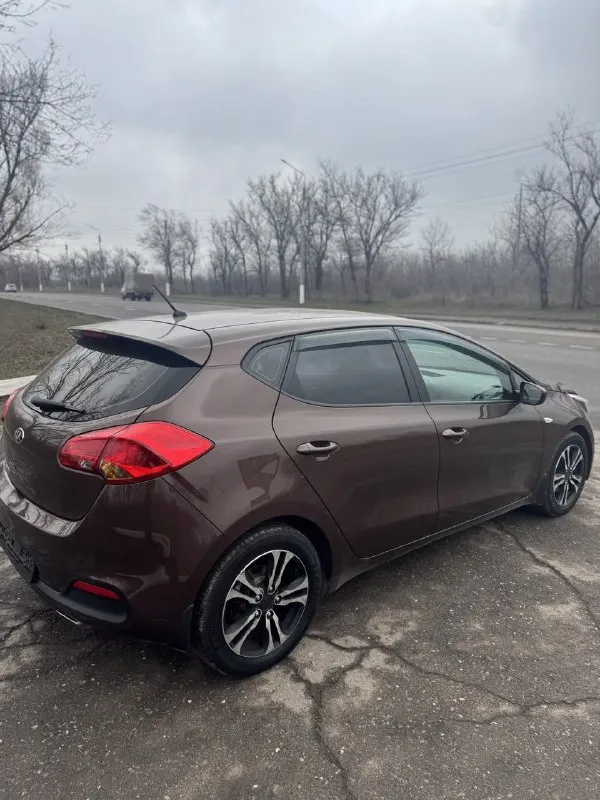 🏎 kia ceed 📆 год выпуска: 2013 ⚙️ : 1.4 бензин 🕹 тип кпп: 6-ст механика 🛞 родной пробег: 130 000 км состояние нового автомобиля! 🖌 описание: ✅ , коробка в отличном состоянии ✅ цвет - темный шоколад ✅ тех. часть 🔥 ✅кузов в родном окрасе!!! зелёная автотека! 📑 по птс я 2-ой хозяин! 2 ключа! 2 комплекта резины! ☝️комплектация: кондиционер, подогрев руля, подогрев сидений, электрозеркала, стеклоподъемники! автомобиль по технической части полностью исправен, все работает в штатном режиме ! полностью обслужен! сел и поехал! очень шустрый и экономичный любые проверки! алчевск! 💰цена - 890тыс 📲+7 (959)268-33-88 📞 звоните: +7(959)2683388 - фотография - 4