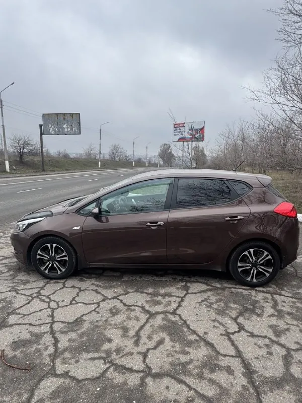 🏎 kia ceed 📆 год выпуска: 2013 ⚙️ : 1.4 бензин 🕹 тип кпп: 6-ст механика 🛞 родной пробег: 130 000 км состояние нового автомобиля! 🖌 описание: ✅ , коробка в отличном состоянии ✅ цвет - темный шоколад ✅ тех. часть 🔥 ✅кузов в родном окрасе!!! зелёная автотека! 📑 по птс я 2-ой хозяин! 2 ключа! 2 комплекта резины! ☝️комплектация: кондиционер, подогрев руля, подогрев сидений, электрозеркала, стеклоподъемники! автомобиль по технической части полностью исправен, все работает в штатном режиме ! полностью обслужен! сел и поехал! очень шустрый и экономичный любые проверки! алчевск! 💰цена - 890тыс 📲+7 (959)268-33-88 📞 звоните: +7(959)2683388 - фотография - 5