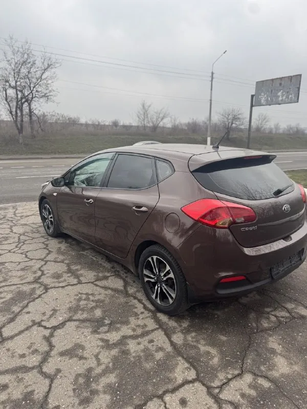 🏎 kia ceed 📆 год выпуска: 2013 ⚙️ : 1.4 бензин 🕹 тип кпп: 6-ст механика 🛞 родной пробег: 130 000 км состояние нового автомобиля! 🖌 описание: ✅ , коробка в отличном состоянии ✅ цвет - темный шоколад ✅ тех. часть 🔥 ✅кузов в родном окрасе!!! зелёная автотека! 📑 по птс я 2-ой хозяин! 2 ключа! 2 комплекта резины! ☝️комплектация: кондиционер, подогрев руля, подогрев сидений, электрозеркала, стеклоподъемники! автомобиль по технической части полностью исправен, все работает в штатном режиме ! полностью обслужен! сел и поехал! очень шустрый и экономичный любые проверки! алчевск! 💰цена - 890тыс 📲+7 (959)268-33-88 📞 звоните: +7(959)2683388 - фотография - 6