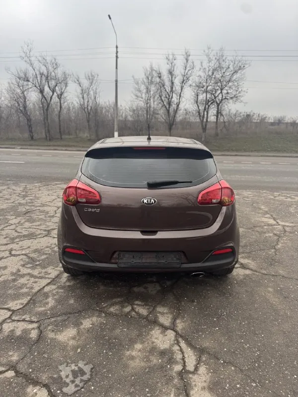 🏎 kia ceed 📆 год выпуска: 2013 ⚙️ : 1.4 бензин 🕹 тип кпп: 6-ст механика 🛞 родной пробег: 130 000 км состояние нового автомобиля! 🖌 описание: ✅ , коробка в отличном состоянии ✅ цвет - темный шоколад ✅ тех. часть 🔥 ✅кузов в родном окрасе!!! зелёная автотека! 📑 по птс я 2-ой хозяин! 2 ключа! 2 комплекта резины! ☝️комплектация: кондиционер, подогрев руля, подогрев сидений, электрозеркала, стеклоподъемники! автомобиль по технической части полностью исправен, все работает в штатном режиме ! полностью обслужен! сел и поехал! очень шустрый и экономичный любые проверки! алчевск! 💰цена - 890тыс 📲+7 (959)268-33-88 📞 звоните: +7(959)2683388 - фотография - 7