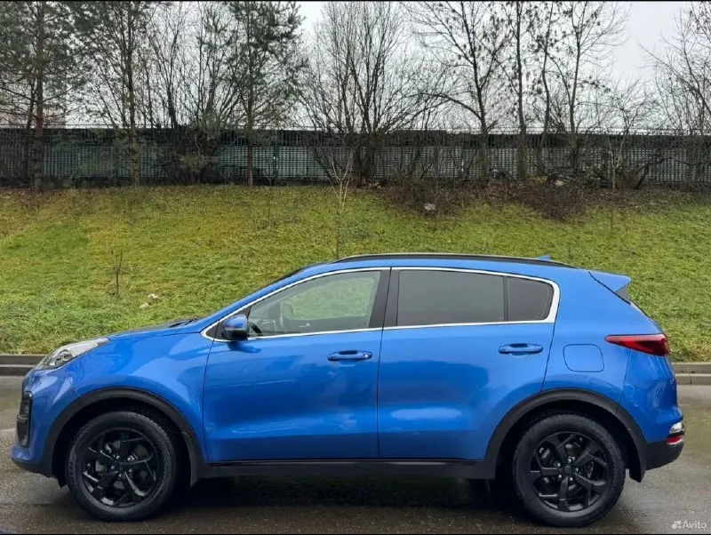🏎️ kia sportage iv рестайлинг 2.0 at 🗓️год выпуска: 2021 (181регион) автомобиль в идеальном состояние (не крашеный) без дтп с родным пробегом 126000км подтверждённый автотекой!авто официал! не пригон! покупалась в автосалоне, 1 хозяин по птс! полностью обслужена! стекла все заводские два ключа! резина зима и лето! комплектация предмаксимальная : сигнализация камера заднего вида датчик света датчик дождя парктроники сенсорный дисплей (carplay, android auto) произведена вибро и шумо изоляция автомобиля подогрев всех сидений электропривод зеркал климат-контроль 2-х зонный подогрев руля авто полностью обслужено ! состояние нового авто! любые проверки! г. алчевск 💰цена-2.300₽!💰 все вопросы по тел 📲+79592201888 или в лс! хорошему и доброму покупателю торг 📞 звоните: +7(959)2201888 - фотография - 3