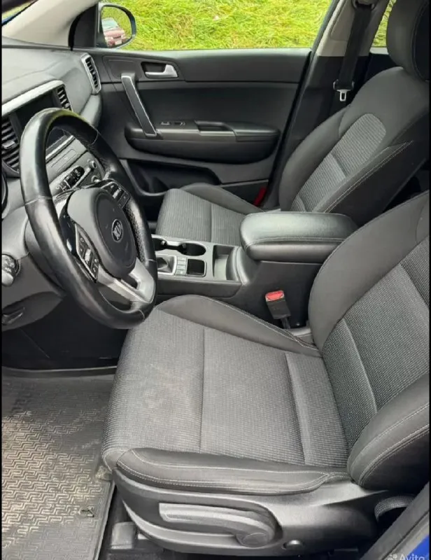 🏎️ kia sportage iv рестайлинг 2.0 at 🗓️год выпуска: 2021 (181регион) автомобиль в идеальном состояние (не крашеный) без дтп с родным пробегом 126000км подтверждённый автотекой!авто официал! не пригон! покупалась в автосалоне, 1 хозяин по птс! полностью обслужена! стекла все заводские два ключа! резина зима и лето! комплектация предмаксимальная : сигнализация камера заднего вида датчик света датчик дождя парктроники сенсорный дисплей (carplay, android auto) произведена вибро и шумо изоляция автомобиля подогрев всех сидений электропривод зеркал климат-контроль 2-х зонный подогрев руля авто полностью обслужено ! состояние нового авто! любые проверки! г. алчевск 💰цена-2.300₽!💰 все вопросы по тел 📲+79592201888 или в лс! хорошему и доброму покупателю торг 📞 звоните: +7(959)2201888 - фотография - 8