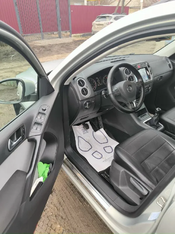 Продам volkswagen тигуан. 2011 г. в. двигатель 1.4, после капитального ремонта 10 т. км. кпп механика. пробег 179 т. км. полный привод. два комплекта резины на дисках. по машине всё работает, состояние отличное. цена 1.3 млн. 79493161222 📞 звоните: +7(949)3161222 - фотография - 1