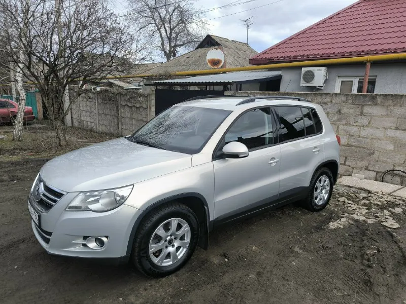 Продам volkswagen тигуан. 2011 г. в. двигатель 1.4, после капитального ремонта 10 т. км. кпп механика. пробег 179 т. км. полный привод. два комплекта резины на дисках. по машине всё работает, состояние отличное. цена 1.3 млн. 79493161222 📞 звоните: +7(949)3161222 - фотография - 2