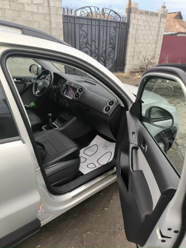 Продам volkswagen тигуан. 2011 г. в. двигатель 1.4, после капитального ремонта 10 т. км. кпп механика. пробег 179 т. км. полный привод. два комплекта резины на дисках. по машине всё работает, состояние отличное. цена 1.3 млн. 79493161222 📞 звоните: +7(949)3161222 - фотография - 3