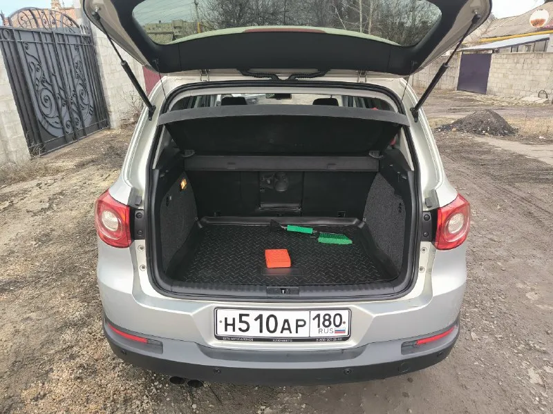 Продам volkswagen тигуан. 2011 г. в. двигатель 1.4, после капитального ремонта 10 т. км. кпп механика. пробег 179 т. км. полный привод. два комплекта резины на дисках. по машине всё работает, состояние отличное. цена 1.3 млн. 79493161222 📞 звоните: +7(949)3161222 - фотография - 4