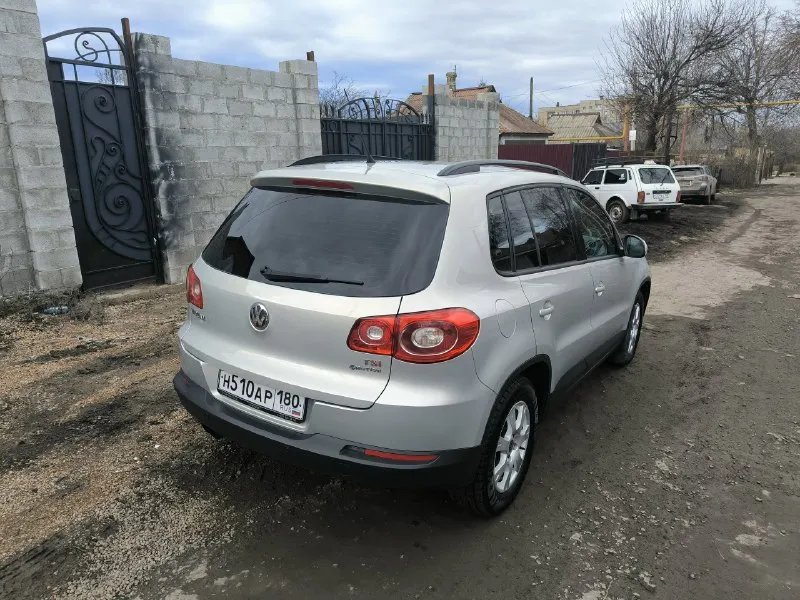 Продам volkswagen тигуан. 2011 г. в. двигатель 1.4, после капитального ремонта 10 т. км. кпп механика. пробег 179 т. км. полный привод. два комплекта резины на дисках. по машине всё работает, состояние отличное. цена 1.3 млн. 79493161222 📞 звоните: +7(949)3161222 - фотография - 5