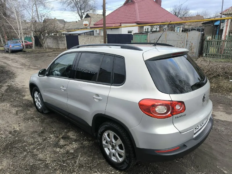 Продам volkswagen тигуан. 2011 г. в. двигатель 1.4, после капитального ремонта 10 т. км. кпп механика. пробег 179 т. км. полный привод. два комплекта резины на дисках. по машине всё работает, состояние отличное. цена 1.3 млн. 79493161222 📞 звоните: +7(949)3161222 - фотография - 7