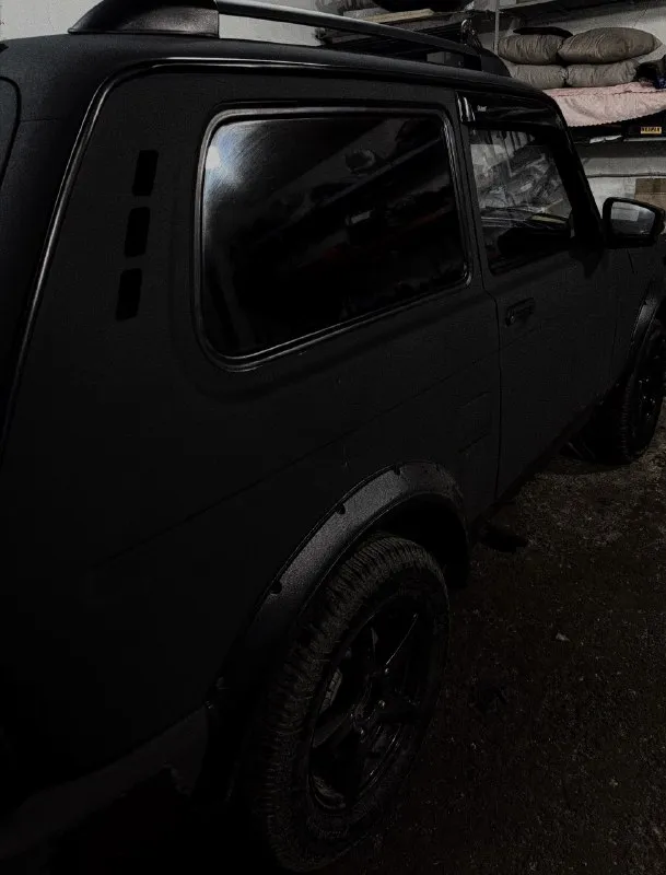 🖤 ваз niva urban (2015) — брутальный эксклюзив в «рапторе»! продаю своего верного коня. машина делалась для себя, вложено много сил, времени и средств. полностью обслужена и готова к любым приключениям! 📌 основное: • год выпуска: 2015 • пробег: 165 000 км • цена: 660 000 ₽ (разумный торг у капота 🤝) 🛠 техническая часть (всё новое!): • установлена новая коробка передач. • полностью перебрана ходовая: новые рычаги подвески, передние стойки и пружины. • новые ступицы. • система охлаждения: заменена полностью (включая радиатор). • обслужена печка + новый вентилятор (греет отлично). • кондиционер — работает исправно, спасает в жару! ❄️ • новый аккумулятор. • электроусилитель руля (эур) — крутится легко. 🌑 внешний вид: • кузов полностью покрыт в черный матовый raptor — выглядит дерзко и не боится царапин. • стоят крутые диски на отличной демисезонной резине. 🛋 салон и комфорт: • полностью новый салон: эксклюзивный тоннель пола. • руль в алькантаре (с возможностью подключения м 📞 звоните: +7(985)1204130 - фотография - 2