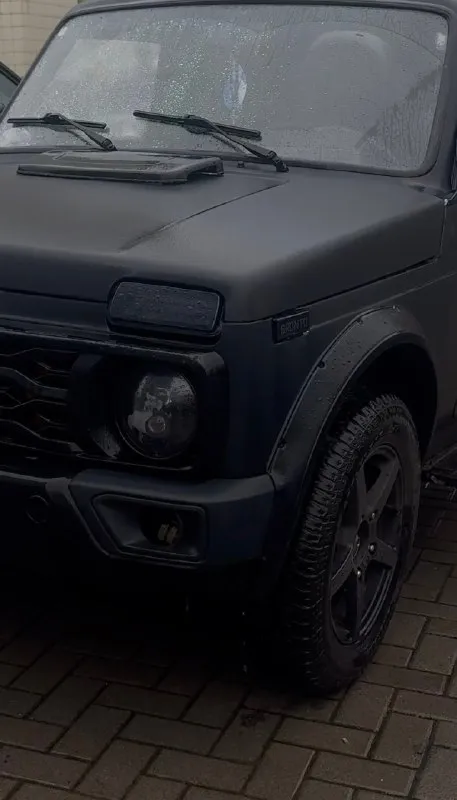 🖤 ваз niva urban (2015) — брутальный эксклюзив в «рапторе»! продаю своего верного коня. машина делалась для себя, вложено много сил, времени и средств. полностью обслужена и готова к любым приключениям! 📌 основное: • год выпуска: 2015 • пробег: 165 000 км • цена: 660 000 ₽ (разумный торг у капота 🤝) 🛠 техническая часть (всё новое!): • установлена новая коробка передач. • полностью перебрана ходовая: новые рычаги подвески, передние стойки и пружины. • новые ступицы. • система охлаждения: заменена полностью (включая радиатор). • обслужена печка + новый вентилятор (греет отлично). • кондиционер — работает исправно, спасает в жару! ❄️ • новый аккумулятор. • электроусилитель руля (эур) — крутится легко. 🌑 внешний вид: • кузов полностью покрыт в черный матовый raptor — выглядит дерзко и не боится царапин. • стоят крутые диски на отличной демисезонной резине. 🛋 салон и комфорт: • полностью новый салон: эксклюзивный тоннель пола. • руль в алькантаре (с возможностью подключения м 📞 звоните: +7(985)1204130 - фотография - 3