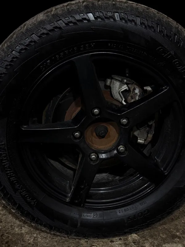 🖤 ваз niva urban (2015) — брутальный эксклюзив в «рапторе»! продаю своего верного коня. машина делалась для себя, вложено много сил, времени и средств. полностью обслужена и готова к любым приключениям! 📌 основное: • год выпуска: 2015 • пробег: 165 000 км • цена: 660 000 ₽ (разумный торг у капота 🤝) 🛠 техническая часть (всё новое!): • установлена новая коробка передач. • полностью перебрана ходовая: новые рычаги подвески, передние стойки и пружины. • новые ступицы. • система охлаждения: заменена полностью (включая радиатор). • обслужена печка + новый вентилятор (греет отлично). • кондиционер — работает исправно, спасает в жару! ❄️ • новый аккумулятор. • электроусилитель руля (эур) — крутится легко. 🌑 внешний вид: • кузов полностью покрыт в черный матовый raptor — выглядит дерзко и не боится царапин. • стоят крутые диски на отличной демисезонной резине. 🛋 салон и комфорт: • полностью новый салон: эксклюзивный тоннель пола. • руль в алькантаре (с возможностью подключения м 📞 звоните: +7(985)1204130 - фотография - 4