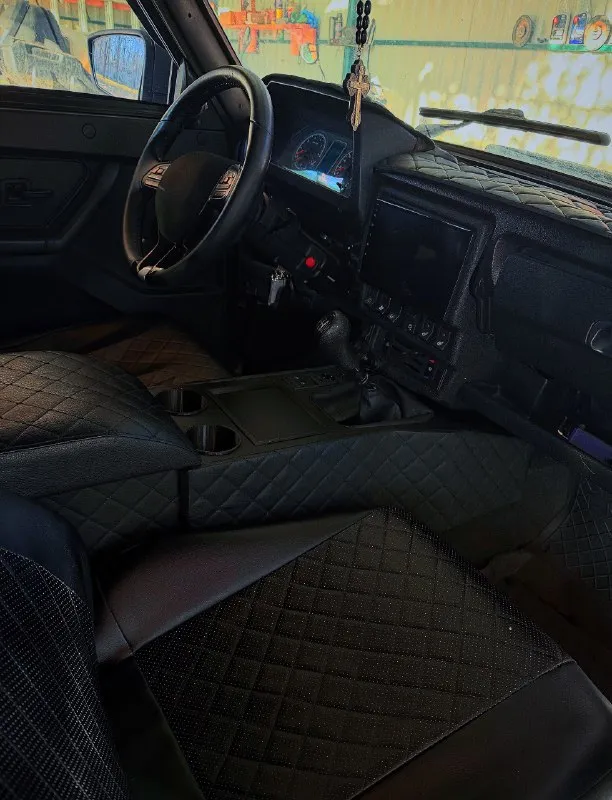 🖤 ваз niva urban (2015) — брутальный эксклюзив в «рапторе»! продаю своего верного коня. машина делалась для себя, вложено много сил, времени и средств. полностью обслужена и готова к любым приключениям! 📌 основное: • год выпуска: 2015 • пробег: 165 000 км • цена: 660 000 ₽ (разумный торг у капота 🤝) 🛠 техническая часть (всё новое!): • установлена новая коробка передач. • полностью перебрана ходовая: новые рычаги подвески, передние стойки и пружины. • новые ступицы. • система охлаждения: заменена полностью (включая радиатор). • обслужена печка + новый вентилятор (греет отлично). • кондиционер — работает исправно, спасает в жару! ❄️ • новый аккумулятор. • электроусилитель руля (эур) — крутится легко. 🌑 внешний вид: • кузов полностью покрыт в черный матовый raptor — выглядит дерзко и не боится царапин. • стоят крутые диски на отличной демисезонной резине. 🛋 салон и комфорт: • полностью новый салон: эксклюзивный тоннель пола. • руль в алькантаре (с возможностью подключения м 📞 звоните: +7(985)1204130 - фотография - 5