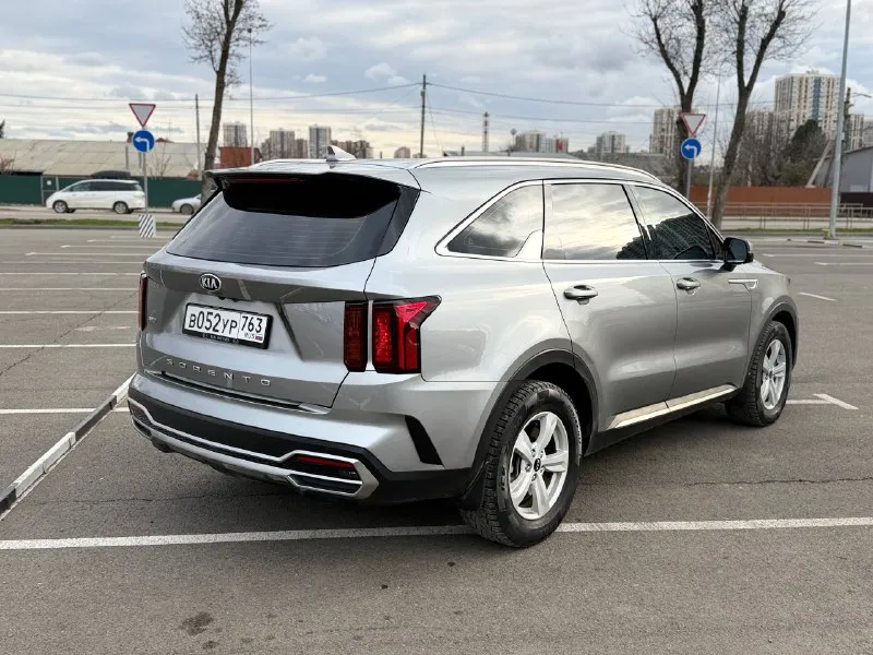 Kia sorento 2020г 2.5 объем пробег 175.000 автомобиль приобретали у официального дилера не путайте с привозными в отличном состоянии весь кузов в заводской краске есть по базе дтп одно передний бампер была маленькая вмятина (есть фото что было ) технически автомобиль всегда обслуживали во время полное то прошли 1000км назад в очень хороша комплектация цена:2.900.000р г. краснодар ( возможно доставка в донецк ) - фотография - 4