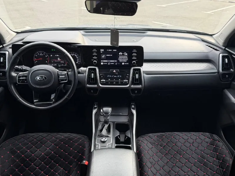 Kia sorento 2020г 2.5 объем пробег 175.000 автомобиль приобретали у официального дилера не путайте с привозными в отличном состоянии весь кузов в заводской краске есть по базе дтп одно передний бампер была маленькая вмятина (есть фото что было ) технически автомобиль всегда обслуживали во время полное то прошли 1000км назад в очень хороша комплектация цена:2.900.000р г. краснодар ( возможно доставка в донецк ) - фотография - 7