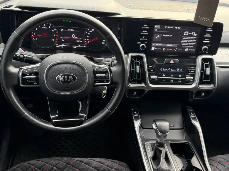 Kia sorento 2020г 2.5 объем пробег 175.000 автомобиль приобретали у официального дилера не путайте с привозными в отличном состоянии весь кузов в заводской краске есть по базе дтп одно передний бампер была маленькая вмятина (есть фото что было ) технически автомобиль всегда обслуживали во время полное то прошли 1000км назад в очень хороша комплектация цена:2.900.000р г. краснодар ( возможно доставка в донецк ) - фотография - 8
