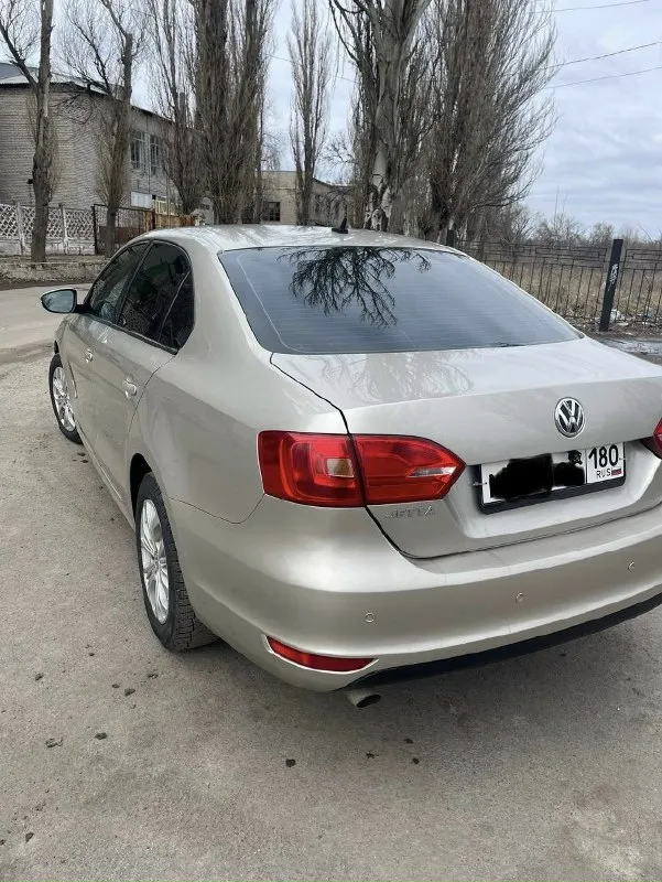 Продам volkswagen jetta vi 2012 года. (эксплуатация с ноября 2013 года). объем двигателя 1.6. пробег-239тыс. кпп обычный автомат aisin, переключает без рывков и пинков. авто обслужен, сел и поехал. комплектация максимальная (двухзонный климат, подогревы передних сидений, музыка, мультируль, камера заднего вида, парктроники). собственник, 2 ключа, гаражное хранение. 2 комплекта новой резины. цена 1.150 млн. осмотр г. макеевка. +79490926124 📞 звоните: +7(949)0926124 - фотография - 1