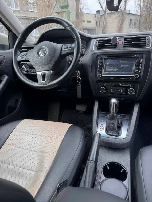 Продам volkswagen jetta vi 2012 года. (эксплуатация с ноября 2013 года). объем двигателя 1.6. пробег-239тыс. кпп обычный автомат aisin, переключает без рывков и пинков. авто обслужен, сел и поехал. комплектация максимальная (двухзонный климат, подогревы передних сидений, музыка, мультируль, камера заднего вида, парктроники). собственник, 2 ключа, гаражное хранение. 2 комплекта новой резины. цена 1.150 млн. осмотр г. макеевка. +79490926124 📞 звоните: +7(949)0926124 - фотография - 2