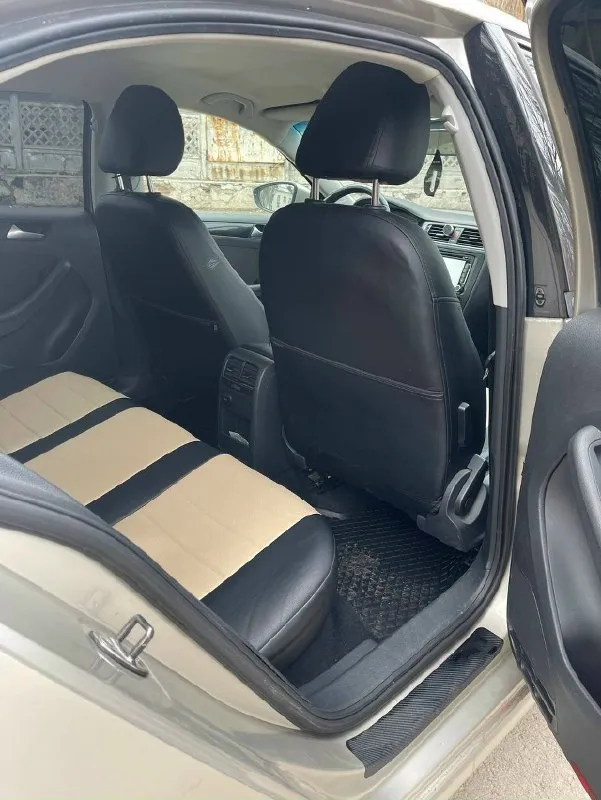 Продам volkswagen jetta vi 2012 года. (эксплуатация с ноября 2013 года). объем двигателя 1.6. пробег-239тыс. кпп обычный автомат aisin, переключает без рывков и пинков. авто обслужен, сел и поехал. комплектация максимальная (двухзонный климат, подогревы передних сидений, музыка, мультируль, камера заднего вида, парктроники). собственник, 2 ключа, гаражное хранение. 2 комплекта новой резины. цена 1.150 млн. осмотр г. макеевка. +79490926124 📞 звоните: +7(949)0926124 - фотография - 4