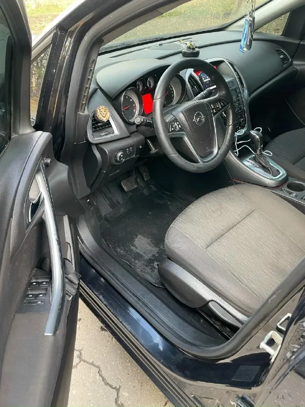 Автор: ❗продам opel astra j рестайлинг❗ с документами полный порядок, любой вид переоформления! год выпуска 2014,мотор 1.4,коробка: автомат 6 ступенчатый пробег: 252.000км ♻комплектация: 2-х зонный климат контроль, усилитель руля, подогрев руля, мульти руль, подогрев сидений, круиз контроль, стеклоподъемники, электропривод и подогрев зеркал заднего вида. , подушки безопасности, abs, esp. ✅ машина обслужена, вся в родной краске, ходовая сбитая. ✅новая летняя резина + зимняя в придачу. стоит хорошая музыка 🎶 🎶 осмотр г. амвросиевка ✅цена: 750торг хорошему человеку. возможен обмен подробности по телефону: 79490426199.. !!!наш телеграм канал [ бесплатное размещение за репост!!! правила сообщества [ мы в мах [ [ 📞 звоните: +7(949)0426199 - фотография - 7