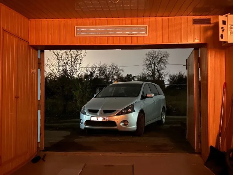 Продам mitsubishi grandis, 2.4at, 2004 г. авто на уверeнном xоду, возит меня каждый день. очень надежный двигатель объемом 2.4 литра, никаких нареканий по работе нет, компрессия отличная, тянет как танк. надежнейшая коробка автомат, работает без нареканий, пинков и затупов при переключении нет. огромный багажник, 3 ряда сидений. установлена хорошая сигнализация starline, линзованая оптика, (таблетка), электро складывание зеркал, доводчики стёкл, круиз контроль, хорошая музыка. днищe в идеале, ни разу не варилось, подрамники и прочие элементы днища обрабoтаны. на машину денег не жалел, всегда обслуживал оригинальными мицубишными жидкостями. также в подарок отдаю летний комплект колес на заводском литье. цена: 890.000₽ тимур +79493855658 📞 звоните: +7(949)3855658 - фотография - 2