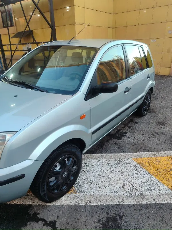 Ford fusion 2003 года 1.6 литра механика 101л. с. в одной семье 8 лет. хорошее состояние для своих лет. салон в отличном состоянии, сиденья не продавленые, в машине не курили, так как возили детей. машина едет хорошо, дорогу держит, резина отличная, так же комплект зимы на дисках. кондиционер заправлен холодит отлично. за этот год поменно: масла, фильтра, бачек расширительный, антифриз, жидкость гур с промывкой, топливный насос, грм, приводные ремни, помпа, подшипник промвала, подшипники ступицы передней. есть потёртость по бамперу. цена 500000 рублей, торг +74943687316 / +79493687317 📞 звоните: +7(949)3687317 - фотография - 2