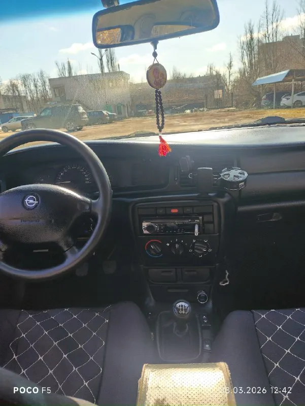 Продам opel вектра б 1996 года, двс 1.6, моноинжектор. авто на ходу, срочных вложений не требует, езжу каждый день, но руки приложить надо. касаемо кузова на фото видно и годы берут своë. отдам летнюю резину в подарок, цена 150 тысяч без торга (торговаться не буду), продаю так как приобрела себе другой автомобиль. продажа не спешная, за 100 не отдам, можете себе жигули купить. авто находится в днр г. макеевка, я собственник. с документами всё в порядке. +7949-363-06-99 📞 звоните: +7(949)3630699 - фотография - 5