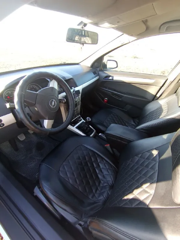 Продам машину opel astra h, 1.7 cdti 2007 года пробег 196 т. механическая коробка передач, 5-ти ступенчатая кондиционер был кап. ремонт двигателя и турбины на 174 т. заменены фары, стоит хороший свет. отшит egr, прошита на 1 stage заменены задние супорта и тормозные диски в круг ходовая часть без нареканий салон ухоженный, в машине не курили. из нюансов имеются сколы на капоте и прежним хозяином замята задняя дверь не критично! цена 670 уместен разумный торг! за дополнительной информацией писать в личку или по номеру телефона +79497150263 г. мариуполь - фотография - 6